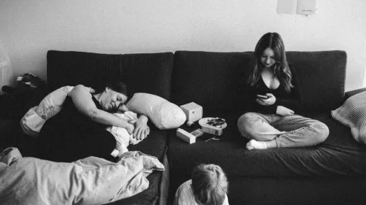 Wochenbett-Szene mit Mutter, Schwester, kleinem Bruder und Baby