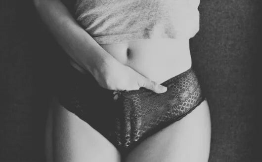 Frau fasst sich in den Slip