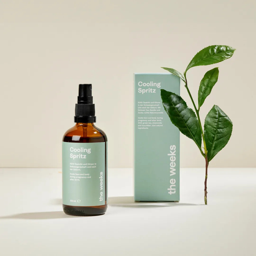 Schachtel und Flasche mit Zweig vom grünen Tee vom Cooling Spritz von the weeks, das bei Schweiß und schweren Beinen hilft