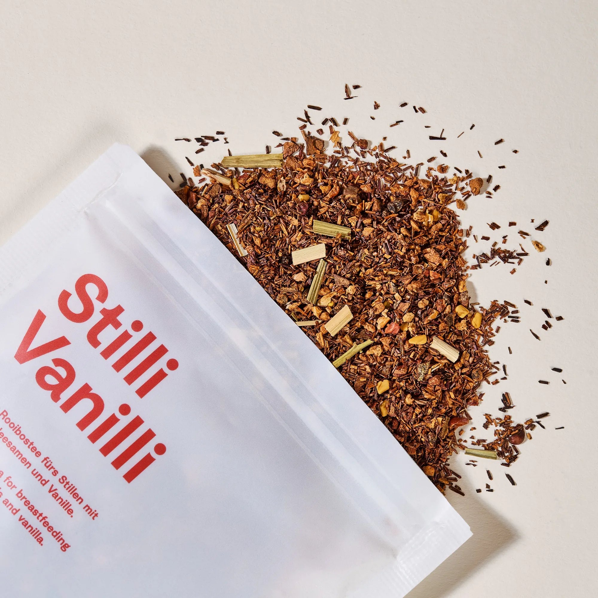 Loser Stilltee mit Rooibos kippt aus Verpackung