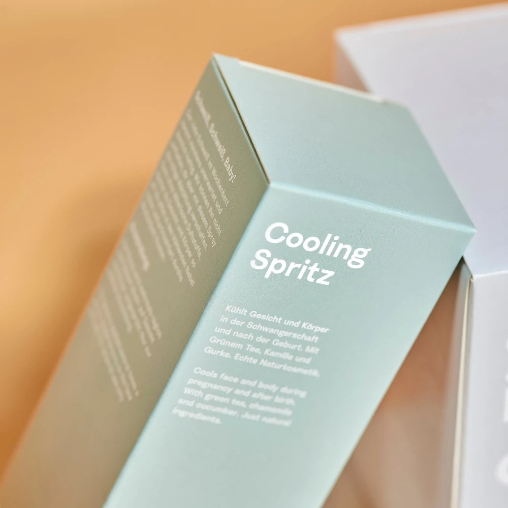 Schachtel und Flasche mit Zweig vom grünen Tee vom Cooling Spritz von the weeks, das bei Schweiß und schweren Beinen hilft
