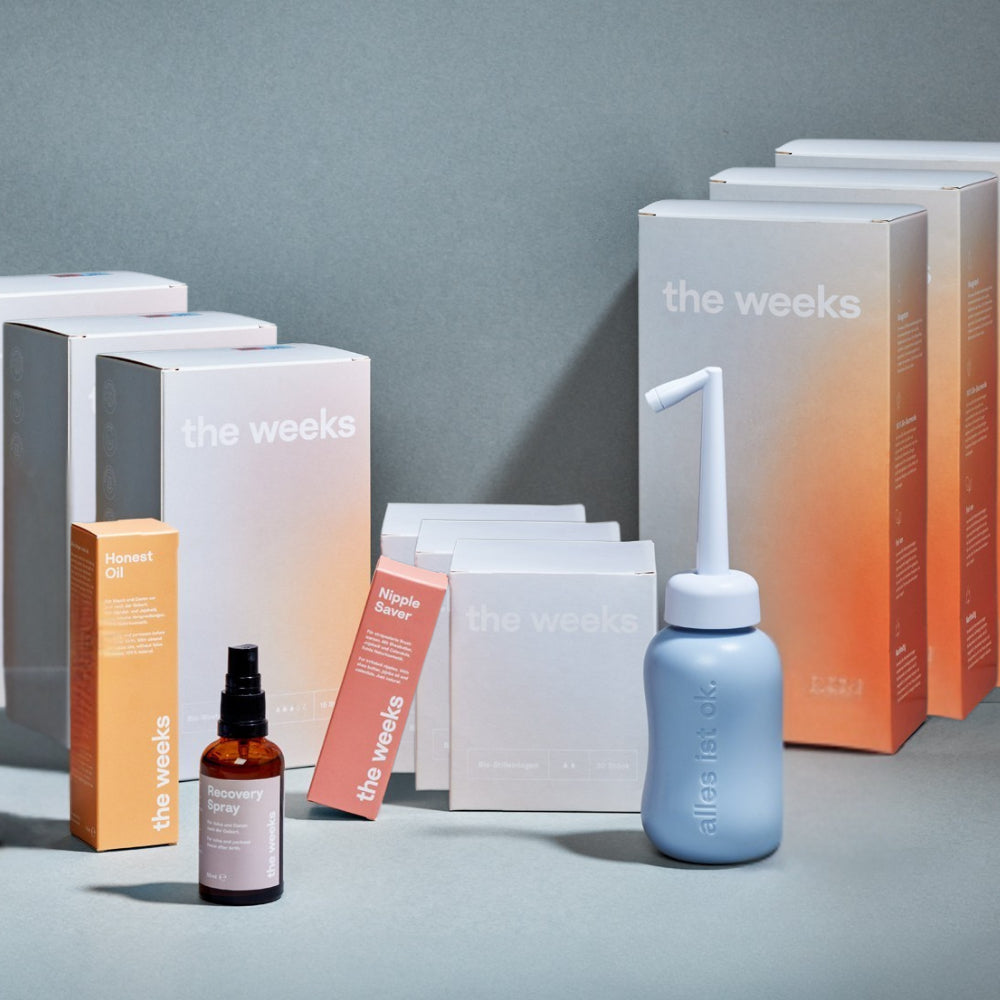 WHOLE Wochenbett-Bo von the weeks. Es sind Schachteln von großen Wochenbetteinlagen, kleinen Wochenbettbinden, Stilleinlagen, Nippel Saver, Honest Oil zu sehen. Das Recovery Spray steht in der Flasche dort, genauso wie die Podusche.