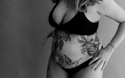 Schwangere Frau mit Tattoos, Leah Kunz