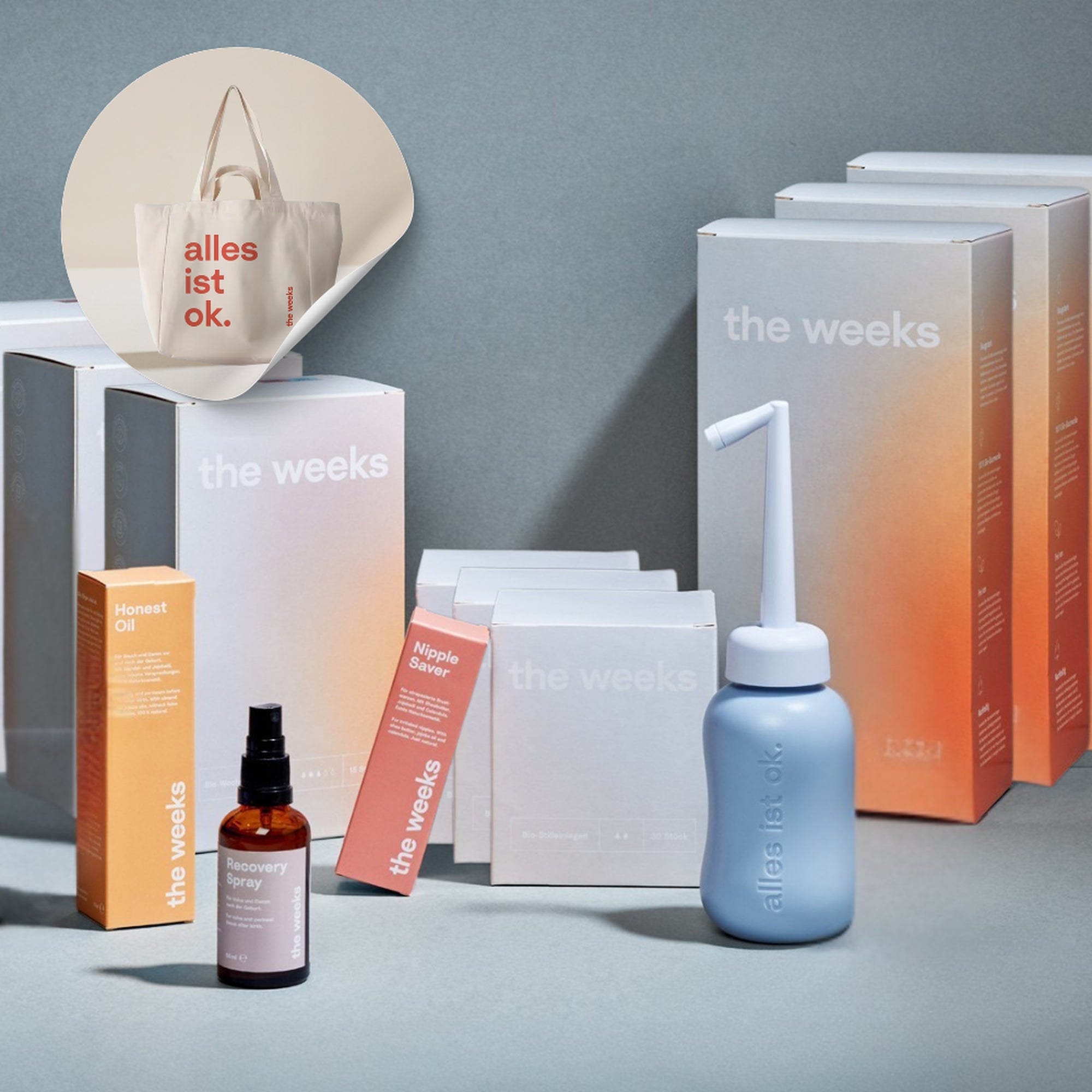 WHOLE Wochenbett-Bo von the weeks. Es sind Schachteln von großen Wochenbetteinlagen, kleinen Wochenbettbinden, Stilleinlagen, Nippel Saver, Honest Oil zu sehen. Das Recovery Spray steht in der Flasche dort, genauso wie die Podusche.
