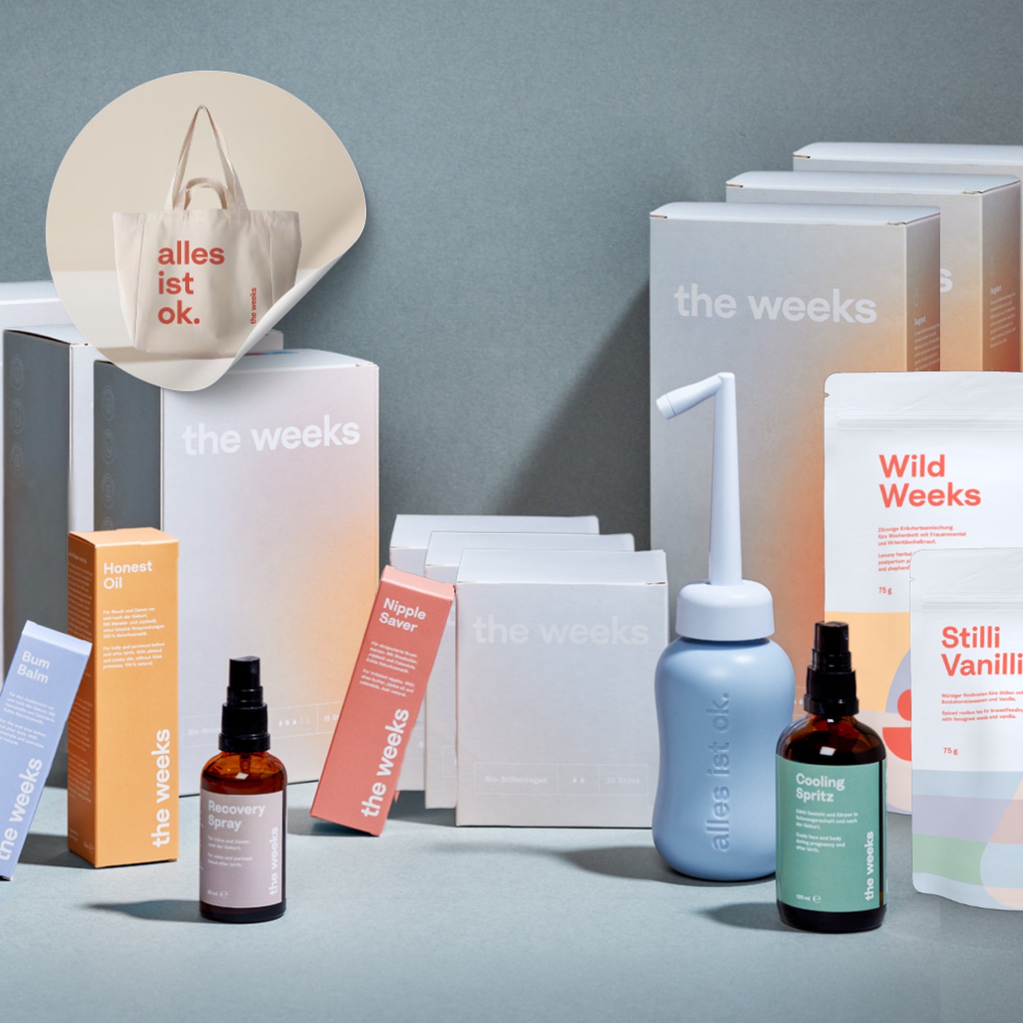 EVERYTHING Wochenbett-Bo von the weeks. Es sind Schachteln von großen Wochenbetteinlagen, kleinen Wochenbettbinden, Stilleinlagen, Nioppel Saver, Cooling Spritz, Honest Oil, BUm Balm und Mpmstones zu sehen. Das Recovery Spray steht in der Flasche dort, genauso wie die Podusche.