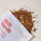 Loser Stilltee mit Rooibos kippt aus Verpackung