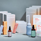 WHOLE Wochenbett-Bo von the weeks. Es sind Schachteln von großen Wochenbetteinlagen, kleinen Wochenbettbinden, Stilleinlagen, Nippel Saver, Honest Oil zu sehen. Das Recovery Spray steht in der Flasche dort, genauso wie die Podusche. ZUsätzlich Cooling Spritz, Bum Balm und Wochenbett-Tees Stilli Vanilli und Wild Weeks.