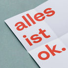 Wochenbettposter Rückseite mit "alles ist ok." in einer Nahaufnahme