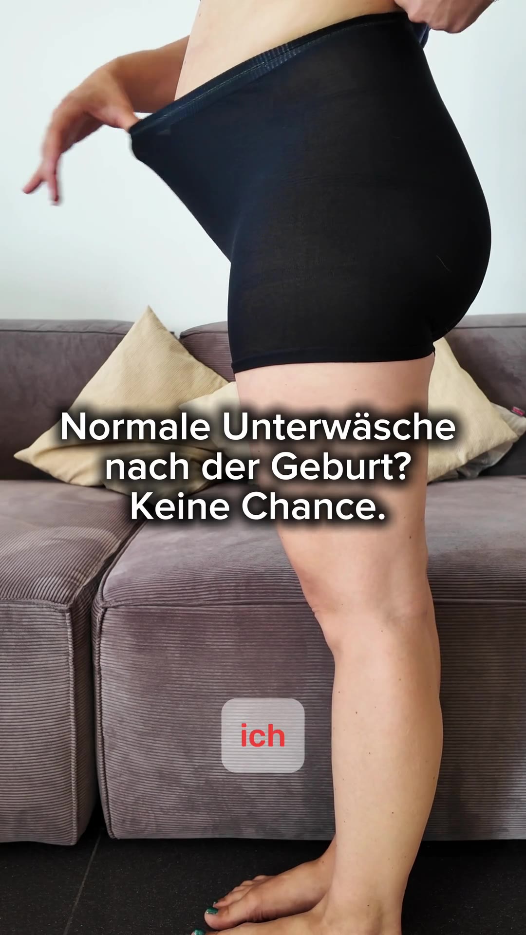 Das Video zeigt eine Frau, die Wochenbettunterwäsche aus Mesh für die Zeit nach Geburt und Kaiserschnitt darstellt.