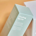 Schachtel und Flasche mit Zweig vom grünen Tee vom  Cooling Spritz von the weeks, das bei Schweiß und schweren Beinen hilft
