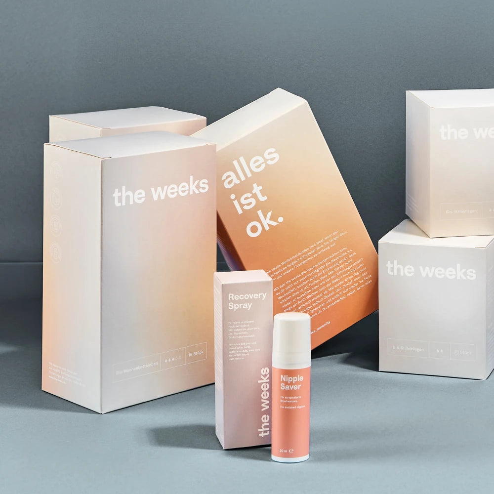 Gruppenaufnahme der Bio-Wochenbetteinlagen von the weeks zusammen mit weiteren Wochenbettprodukten