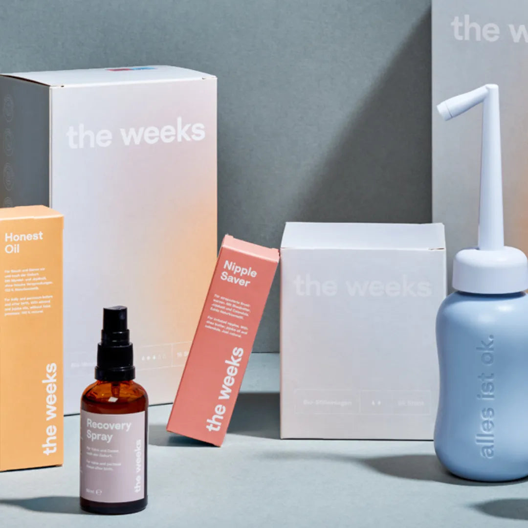 WHOLE Wochenbett-Bo von the weeks. Es sind Schachteln von großen Wochenbetteinlagen, kleinen Wochenbettbinden, Stilleinlagen, Nippel Saver, Honest Oil zu sehen. Das Recovery Spray steht in der Flasche dort, genauso wie die Podusche.